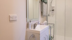 Studio, 1 Bedroom | Bathroom | Shower, towels, soap, toilet paper - Thistle Do (Rotorua)