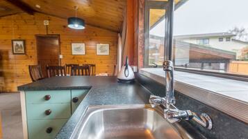 House, 3 Bedrooms | Private kitchen | Full-sized fridge, microwave, oven, stovetop