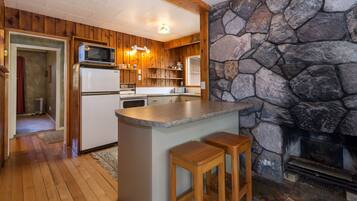 House, 2 Bedrooms | Private kitchen | Full-size fridge, microwave, oven, stovetop