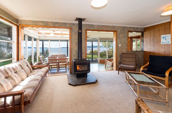 House, 5 Bedrooms | Living area