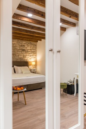 高级双人房 | 意大利 Frette 床单、高档床上用品、记忆海绵床垫、特色装修