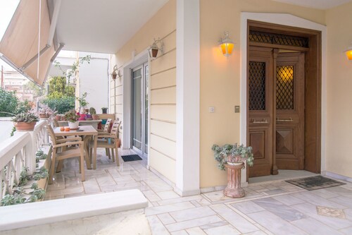 Superior house with garden 3' from metro