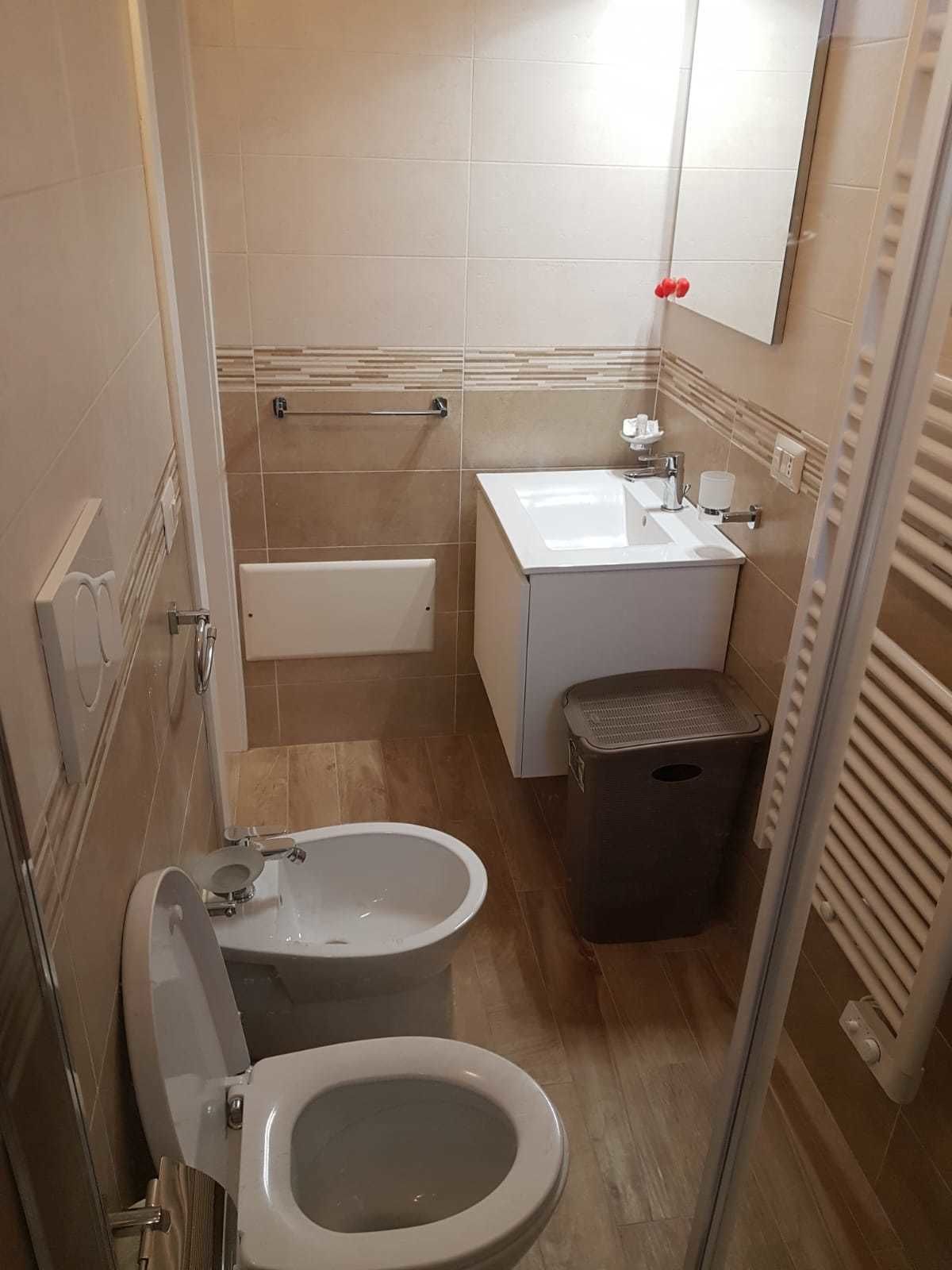 Ein Badezimmer mit Toilette, Bidet, Badewanne und Waschbecken.