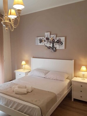 Doppelzimmer, Balkon, Stadtblick (Left side) | Hochwertige Bettwaren, Betten mit Memory-Foam-Matratzen, Schreibtisch