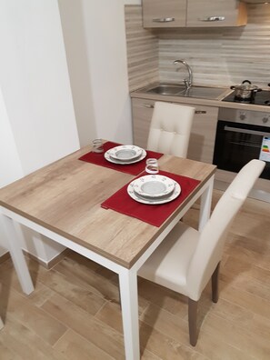 Studiosuite, Mehrere Betten (Right side) | Hochwertige Bettwaren, Betten mit Memory-Foam-Matratzen, Schreibtisch