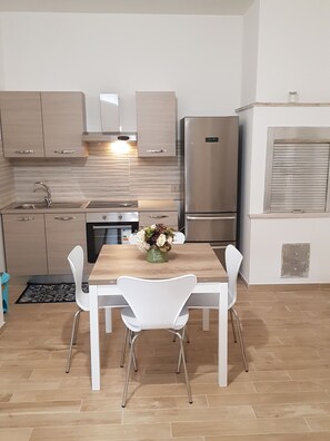 Studio Suite, Multiple Beds (Right side) | In-room dining