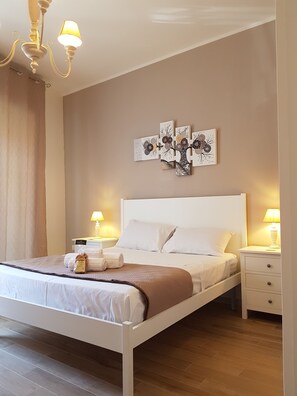 Chambre Double, balcon, vue ville (Left side)