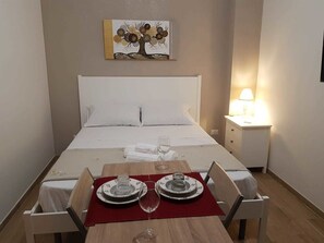 Studio, 1 Queen-Bett (Left side) | Hochwertige Bettwaren, Betten mit Memory-Foam-Matratzen, Schreibtisch