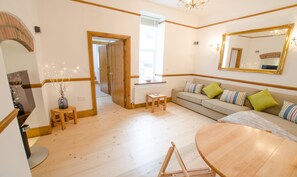 Fernseher, Kamin, DVD-Player, iPod-Dockingstation