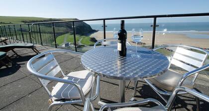 Clifton Court Apt 15 With Heated Pool