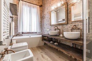 Baignoire, douche à « effet pluie », articles de toilette gratuits