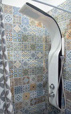 Departamento, 2 habitaciones | Baño | Regadera, amenidades de baño gratuitas, secadora de cabello, batas 