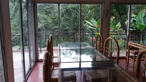Phục vụ bữa sáng, bữa trưa, món địa phương và quốc tế, nhìn ra vườn 