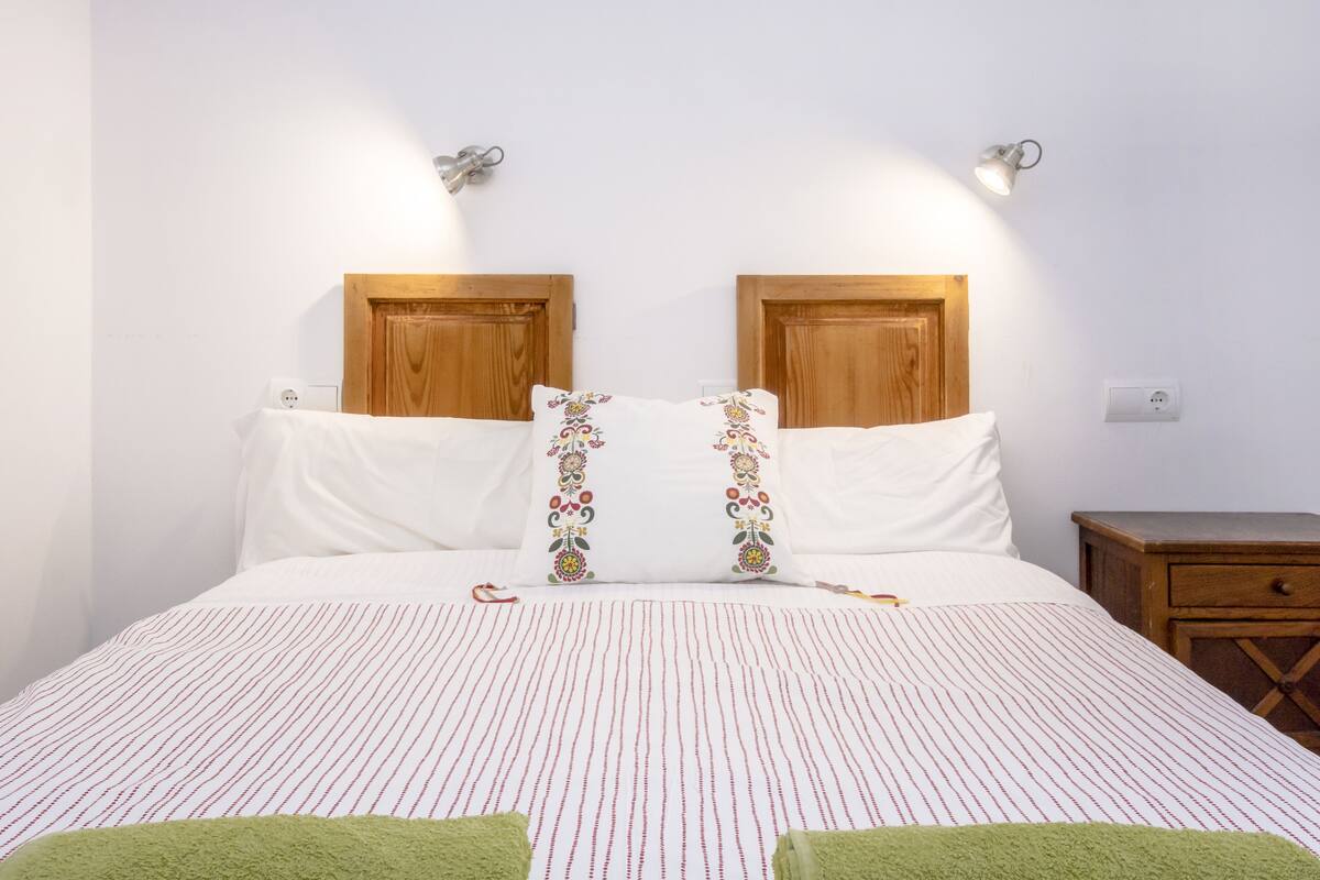 In-room safe, iron/ironing board, cribs (surcharge)