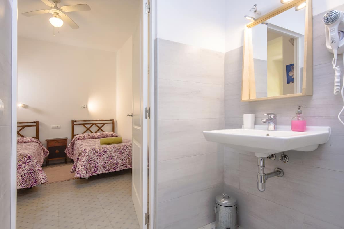 Studio, 1 Bedroom (Balcony) | Bathroom | Shower, towels