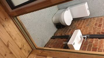 Articles de toilette gratuits, sĂšche-cheveux, serviettes fournies