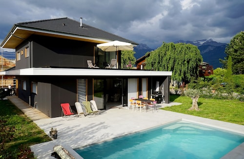 VILLA OSSATURE BOIS NEUVE AVEC PISCINE CHAUFFEE dans quartier résidentiel