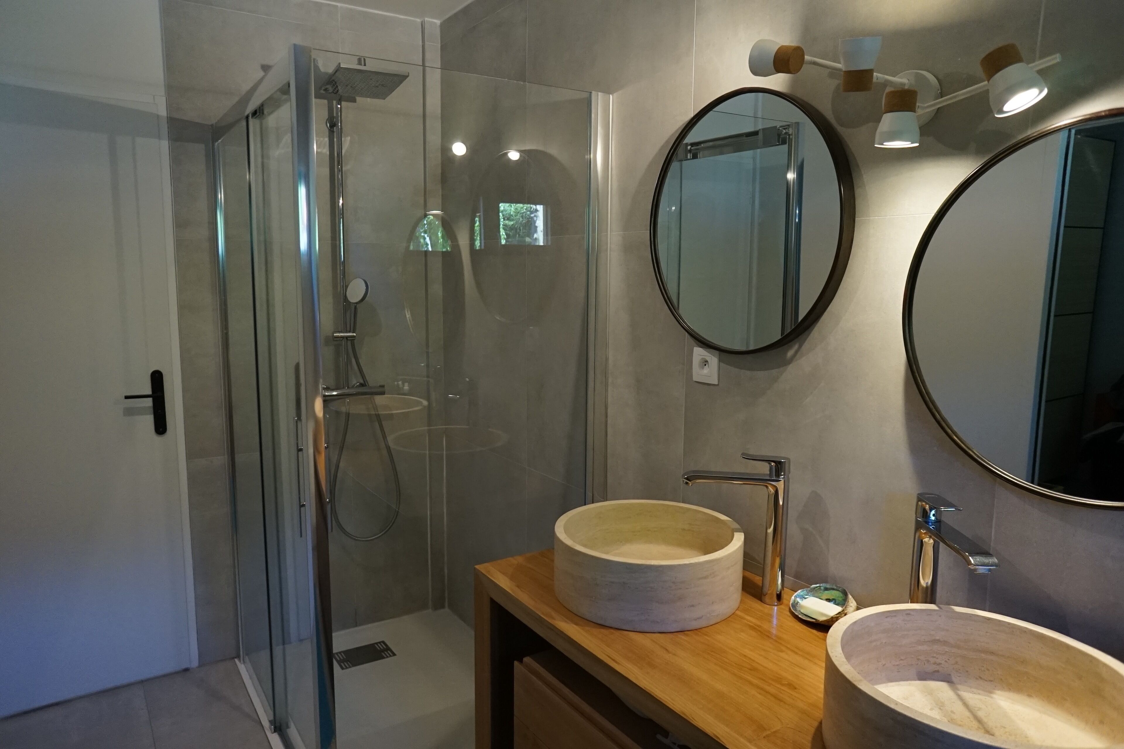 Baignoire, sèche-cheveux, serviettes fournies, papier toilette