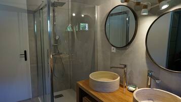 Baignoire, sèche-cheveux, serviettes fournies, papier toilette