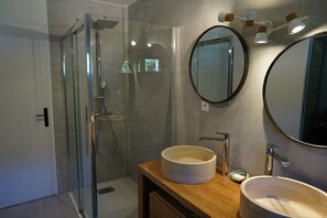 Kylpyamme, hiustenkuivaaja, pyyhkeet, vessapaperi