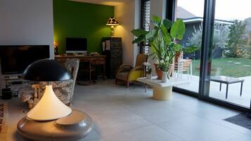 Télévision, lecteur de DVD, livres, vidéothèque