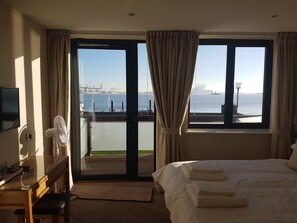 Desk, soundproofing, iron/ironing board, free WiFi - The Shipwreck Loft (Ipswich)