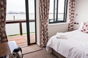 Doppia Deluxe, 1 letto king, balcone, vista mare | Una scrivania, insonorizzazione, ferro/asse da stiro, Wi-Fi gratuito