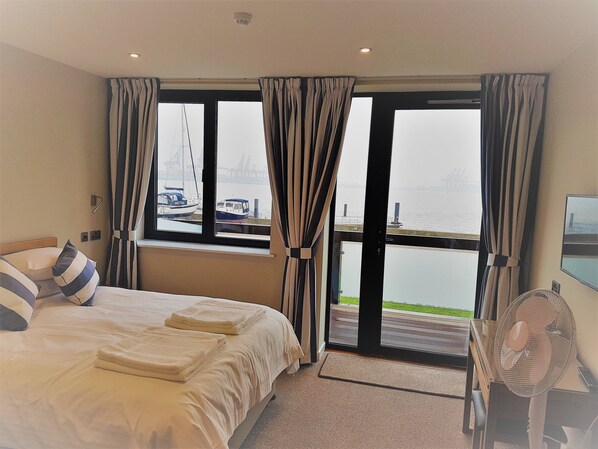 Deluxe Double Room, 1 King Bed, Balcony, Sea View | Desk, soundproofing, iron/ironing board, free WiFi - The Shipwreck Loft (Ipswich)