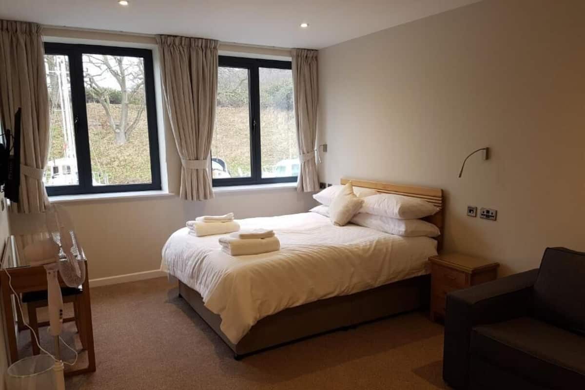 Family Room with Shower | Desk, soundproofing, iron/ironing board, free WiFi