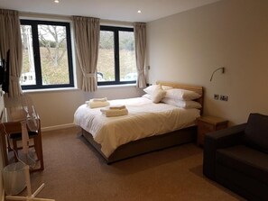 Family Room with Shower | Desk, soundproofing, iron/ironing board, free WiFi - The Shipwreck Loft (Ipswich)