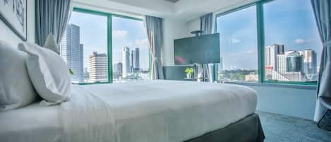 Deluxe King Room | In-room safe, desk, iron/ironing board, free WiFi