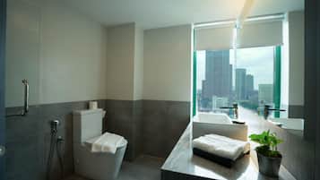 Deluxe-Doppelzimmer | Badezimmer | Kostenlose Toilettenartikel, Haartrockner, Hausschuhe, Bidet