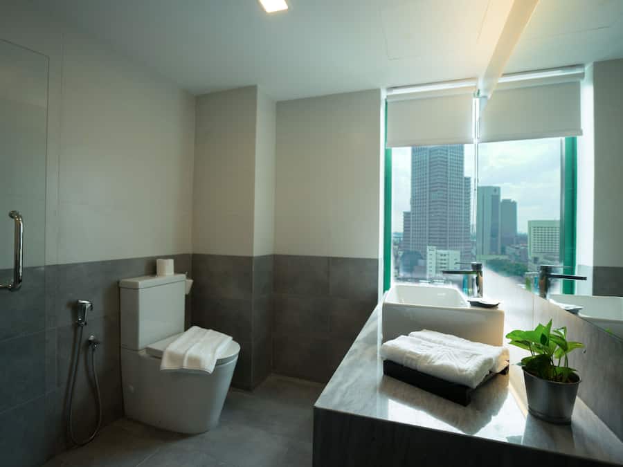 Chambre Double Deluxe | Salle de bain | Articles de toilette gratuits, sèche-cheveux, chaussons, bidet
