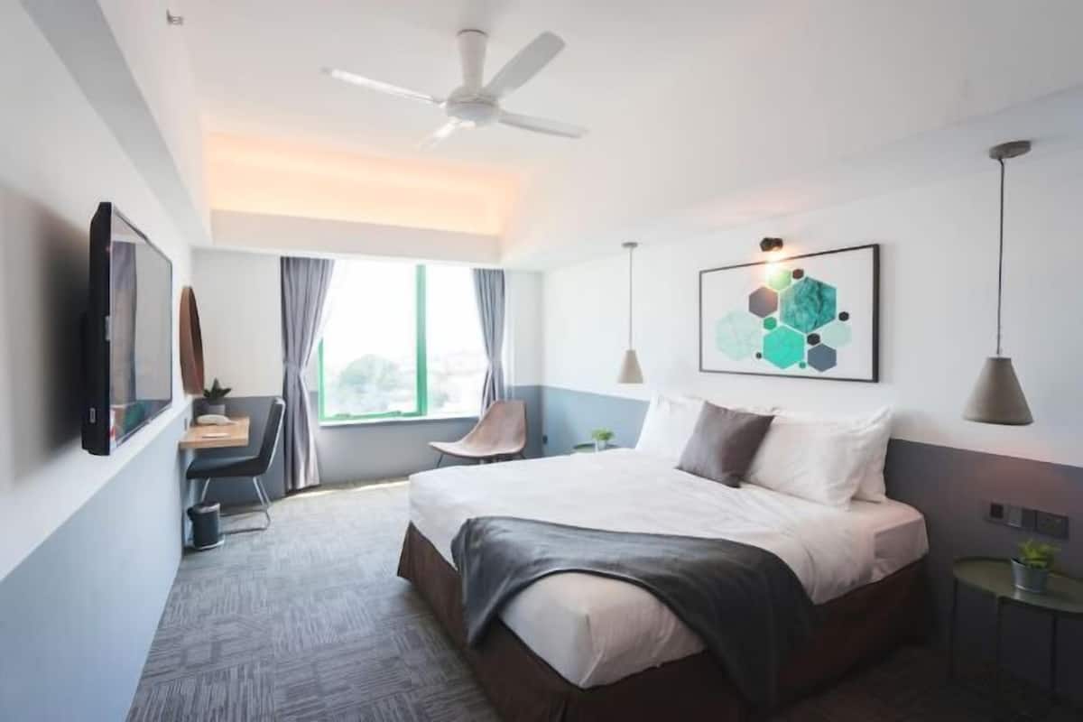 2 bedrooms, in-room safe, desk, iron/ironing board