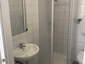 Buồng tắm vòi sen, đồ dùng nhà tắm miễn phí, máy sấy tóc