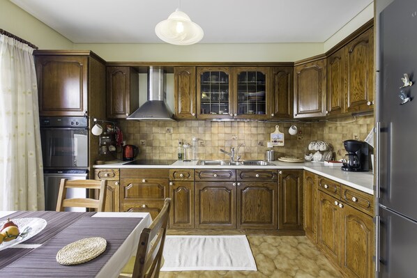 Departamento, vista al mar | Cocina privada | Refrigerador, horno, parrilla de estufa y cafetera y tetera