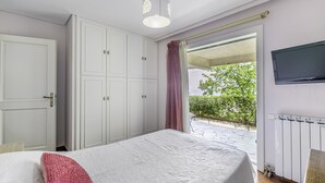 2 bedrooms, hypo-allergenic bedding available, desk, laptop workspace - Panoramic seaview maisonette in Voula (Vari-Voula-Vouliagmeni)