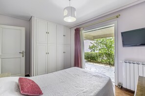 2 habitaciones, ropa de cama hipoalergénica y escritorio