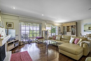 Departamento, vista al mar | Sala de estar | Televisión de pantalla plana, chimenea y reproductor de DVD