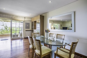 Apartment, Sea View | In-room dining