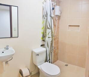 Dusche, kostenlose Toilettenartikel, Handtücher, Seife