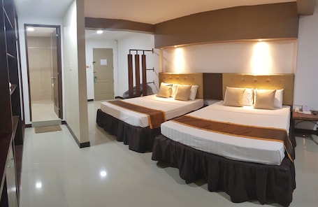 Family Room | Laptop workspace, free WiFi, bed sheets