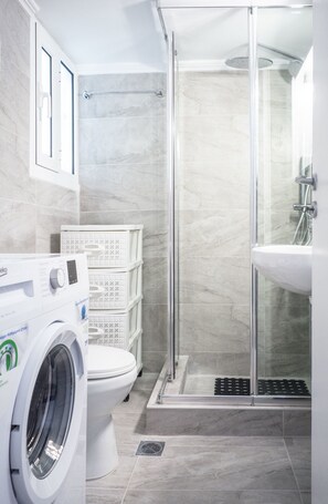 Departamento, 2 habitaciones | Baño | Regadera, amenidades de baño gratuitas, secadora de cabello, batas 