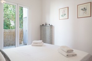 2 bedrooms, hypo-allergenic bedding, desk, laptop workspace