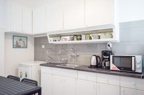 Private kitchenette - White & Grey aptm in the heart of Athens (Athens)