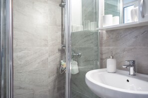 Departamento, 2 habitaciones | Baño | Regadera, amenidades de baño gratuitas, secadora de cabello, batas 