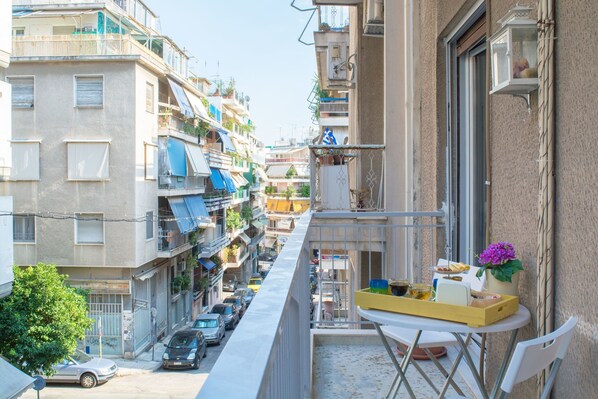 Balcony - Live like a local apt 5' from metro (Athens)