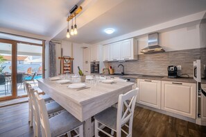 ثلاجة، ميكروويف، فرن، موقد طهي مسطح