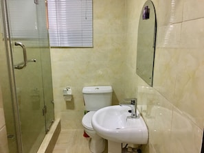 Habitación ejecutiva | Baño | Regadera, toallas, jabón, papel de baño 