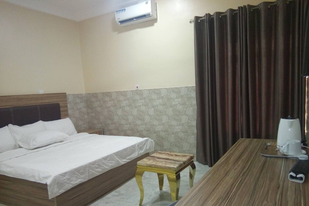 Deluxe Room | Desk, free WiFi, bed sheets